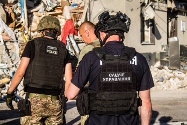 Kharkiv, Ukrayna, 22 Haziran 2024 Savaş Suçları Savcısı Rus UMPB D30 güdümlü bombayla Kharkiv 'deki bir iskan binasına yapılan hava saldırısı sonrasında müdahale etti. Enkaz analiz için toplandı..