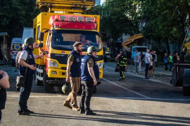 Kharkiv, Ukrayna, 22 Haziran 2024 Savaş Suçları Savcısı Rus UMPB D30 güdümlü bombayla Kharkiv 'deki bir iskan binasına yapılan hava saldırısı sonrasında müdahale etti. Enkaz analiz için toplandı..