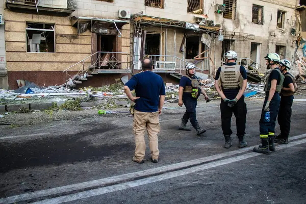 Kharkiv, Ukrayna, 22 Haziran 2024 Kurtarma Ekibi, Kharkiv 'in merkezindeki bir yerleşim yerine Rus UMPB D30 güdümlü bombayla yapılan bir hava saldırısının ardından müdahale etti..