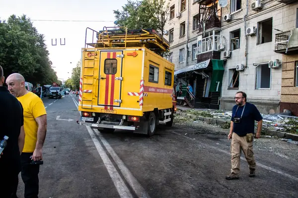 Kharkiv, Ukrayna, 22 Haziran 2024 Kurtarma Ekibi, Kharkiv 'in merkezindeki bir yerleşim yerine Rus UMPB D30 güdümlü bombayla yapılan bir hava saldırısının ardından müdahale etti..