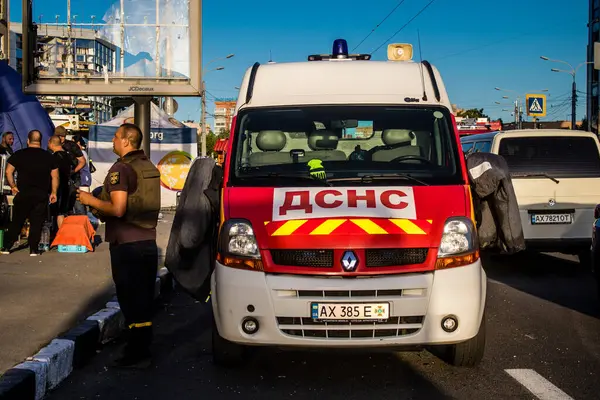 Kharkiv, Ukrayna, 22 Haziran 2024 Kurtarma Ekibi, Kharkiv 'in merkezindeki bir yerleşim yerine Rus UMPB D30 güdümlü bombayla yapılan bir hava saldırısının ardından müdahale etti..