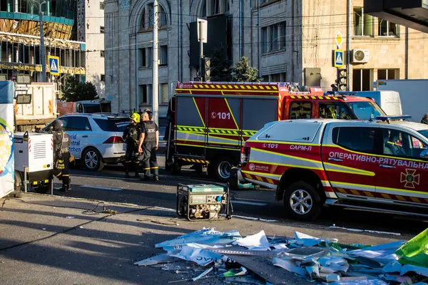 Kharkiv, Ukrayna, 22 Haziran 2024 Kurtarma Ekibi, Kharkiv 'in merkezindeki bir yerleşim yerine Rus UMPB D30 güdümlü bombayla yapılan bir hava saldırısının ardından müdahale etti..