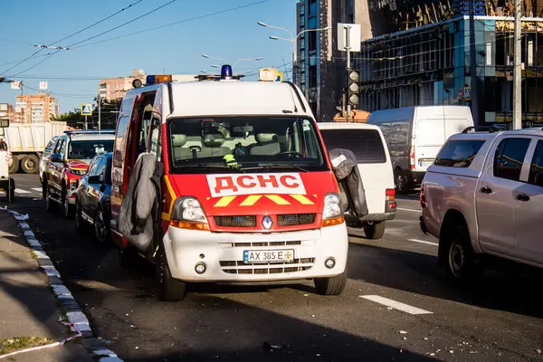 Kharkiv, Ukrayna, 22 Haziran 2024 Kurtarma Ekibi, Kharkiv 'in merkezindeki bir yerleşim yerine Rus UMPB D30 güdümlü bombayla yapılan bir hava saldırısının ardından müdahale etti..