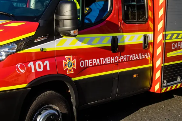 Kharkiv, Ukrayna, 22 Haziran 2024 Kurtarma Ekibi, Kharkiv 'in merkezindeki bir yerleşim yerine Rus UMPB D30 güdümlü bombayla yapılan bir hava saldırısının ardından müdahale etti..