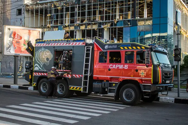 Kharkiv, Ukrayna, 22 Haziran 2024 Kurtarma Ekibi, Kharkiv 'in merkezindeki bir yerleşim yerine Rus UMPB D30 güdümlü bombayla yapılan bir hava saldırısının ardından müdahale etti..