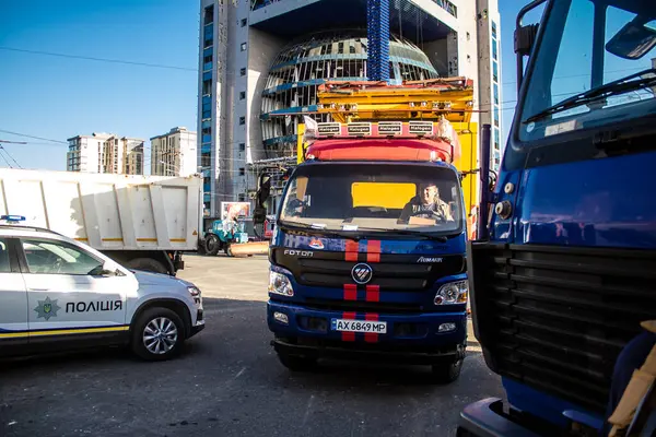 Kharkiv, Ukrayna, 22 Haziran 2024 Kurtarma Ekibi, Kharkiv 'in merkezindeki bir yerleşim yerine Rus UMPB D30 güdümlü bombayla yapılan bir hava saldırısının ardından müdahale etti..