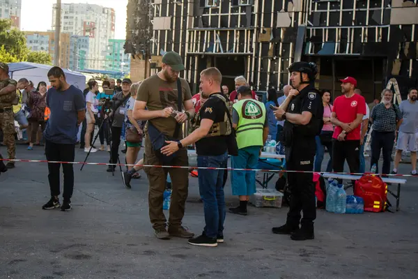 stock image Kharkiv, Ukraine, June 22, 2024 War crimes prosecutors intervene following an airstrike with a Russian UMPB D30 guided bomb on a residential building in Kharkiv. The debris is collected for analysis.