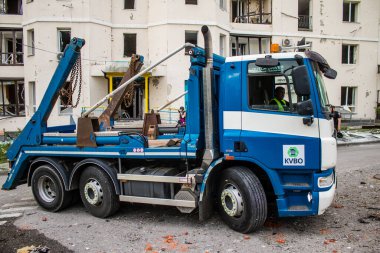 Kharkiv, Ukrayna, 23 Haziran 2024 Kurtarma ekipleri, Kharkiv 'deki Avtorska Shkola Boyko okuluna Rus UMPK KAB 250 güdümlü bombayla yapılan bir hava saldırısına yanıt verdi..