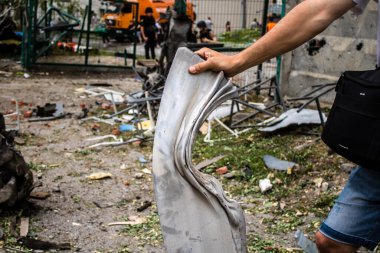 Kharkiv, Ukrayna, 23 Haziran 2024 Savaş Suçları Savcısı ve polis, Kharkiv 'deki Avtorska Shkola Boyko okuluna yapılan Rus UMPK KAB 250 güdümlü bombalı saldırı sonrasında müdahale etti.