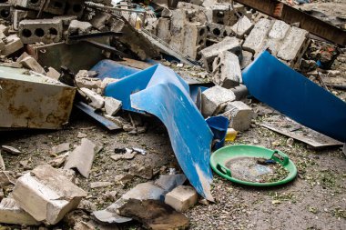 Kharkiv, Ukrayna, 23 Haziran 2024 KAB güdümlü Rus UMPK KAB 250 güdümlü bombasıyla Kharkiv 'deki Avtorska Shkola Boyko okulu hava saldırısı yaşadı. Okulun içinde ve dışında maddi hasar tespit edildi.