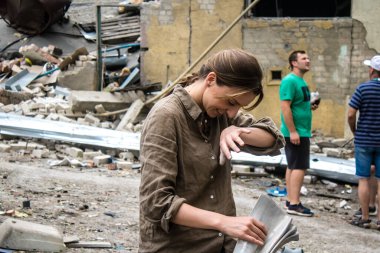 Kharkiv, Ukrayna, 23 Haziran 2024 Portekizli televizyon gazetecileri, Rus UMPK KAB 250 güdümlü bombayla yapılan hava saldırısının ardından Harkiv 'deki Avtorska Shkola Boyko okulunda canlı yayın yapıyor..