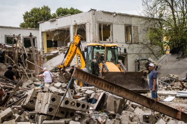 Kharkiv, Ukrayna, 23 Haziran 2024, Kharkiv 'deki Avtorska Shkola Boyko okuluna karşı Rus UMPK KAB 250 güdümlü bombayla hava saldırısı sahnesini temizleme. Maddi hasar oldukça fazlaydı.