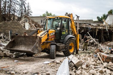 Kharkiv, Ukrayna, 23 Haziran 2024, Kharkiv 'deki Avtorska Shkola Boyko okuluna karşı Rus UMPK KAB 250 güdümlü bombayla hava saldırısı sahnesini temizleme. Maddi hasar oldukça fazlaydı.