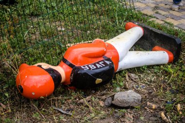 Kharkiv, Ukrayna, 23 Haziran 2024 KAB güdümlü Rus UMPK KAB 250 güdümlü bombasıyla Kharkiv 'deki Avtorska Shkola Boyko okulu hava saldırısı yaşadı. Okulun içinde ve dışında maddi hasar tespit edildi.