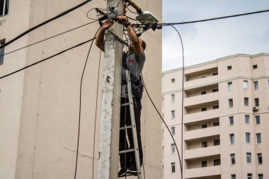 Kharkiv, Ukrayna, 23 Haziran 2024 Elektrik ve Teknisyenleri, Rus UMPK KAB 250 güdümlü bombayla gerçekleştirilen hava saldırısının ardından Harkiv 'deki Avtorska Shkola Boyko okuluna yanıt verdi.
