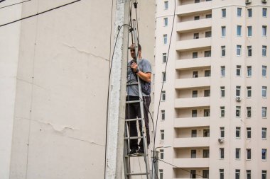 Kharkiv, Ukrayna, 23 Haziran 2024 Elektrik ve Teknisyenleri, Rus UMPK KAB 250 güdümlü bombayla gerçekleştirilen hava saldırısının ardından Harkiv 'deki Avtorska Shkola Boyko okuluna yanıt verdi.