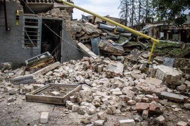 Kharkiv, Ukrayna, 23 Haziran 2024 KAB güdümlü Rus UMPK KAB 250 güdümlü bombasıyla Kharkiv 'deki Avtorska Shkola Boyko okulu hava saldırısı yaşadı. Okulun içinde ve dışında maddi hasar tespit edildi.