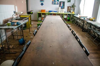 Kharkiv, Ukrayna, 23 Haziran 2024 KAB güdümlü Rus UMPK KAB 250 güdümlü bombasıyla Kharkiv 'deki Avtorska Shkola Boyko okulu hava saldırısı yaşadı. Okulun içinde ve dışında maddi hasar tespit edildi.