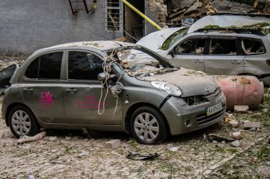 Kharkiv, Ukrayna, 23 Haziran 2024 Kharkiv, Kharkiv 'deki Avtorska Shkola Boyko okuluna yönelik Rus UMPK KAB 250 güdümlü bombalı saldırının ardından birçok araç hasar gördü..