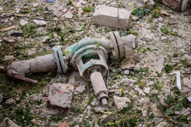 Kharkiv, Ukrayna, 23 Haziran 2024 Kharkiv, Kharkiv 'deki Avtorska Shkola Boyko okuluna yönelik Rus UMPK KAB 250 güdümlü bombalı saldırının ardından birçok araç hasar gördü..