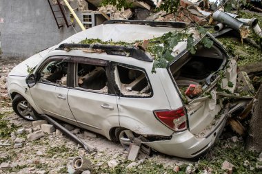 Kharkiv, Ukrayna, 23 Haziran 2024 Kharkiv, Kharkiv 'deki Avtorska Shkola Boyko okuluna yönelik Rus UMPK KAB 250 güdümlü bombalı saldırının ardından birçok araç hasar gördü..