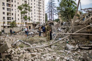 Kharkiv, Ukrayna, 23 Haziran 2024 Savaş Suçları Savcısı ve polis, Kharkiv 'deki Avtorska Shkola Boyko okuluna yapılan Rus UMPK KAB 250 güdümlü bombalı saldırı sonrasında müdahale etti.