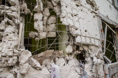 Kharkiv, Ukrayna, 23 Haziran 2024 KAB güdümlü Rus UMPK KAB 250 güdümlü bombasıyla Kharkiv 'deki Avtorska Shkola Boyko okulu hava saldırısı yaşadı. Okulun içinde ve dışında maddi hasar tespit edildi.