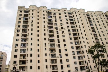 Kharkiv, Ukrayna, 23 Haziran 2024. Patlama, Kharkiv 'deki Avtorska Shkola Boyko okuluna yönelik Rus UMPK KAB 250 güdümlü bombasıyla komşu binalara zarar verdi..