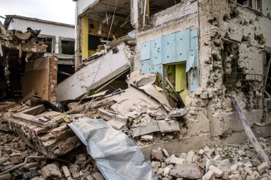 Kharkiv, Ukrayna, 23 Haziran 2024 KAB güdümlü Rus UMPK KAB 250 güdümlü bombasıyla Kharkiv 'deki Avtorska Shkola Boyko okulu hava saldırısı yaşadı. Okulun içinde ve dışında maddi hasar tespit edildi.