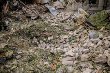 Kharkiv, Ukrayna, 23 Haziran 2024 KAB güdümlü Rus UMPK KAB 250 güdümlü bombasıyla Kharkiv 'deki Avtorska Shkola Boyko okulu hava saldırısı yaşadı. Okulun içinde ve dışında maddi hasar tespit edildi.