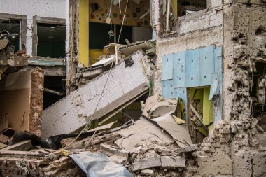 Kharkiv, Ukrayna, 23 Haziran 2024 KAB güdümlü Rus UMPK KAB 250 güdümlü bombasıyla Kharkiv 'deki Avtorska Shkola Boyko okulu hava saldırısı yaşadı. Okulun içinde ve dışında maddi hasar tespit edildi.