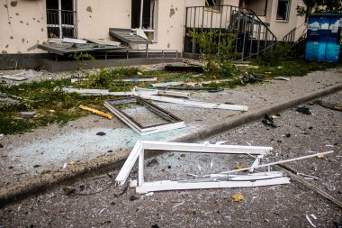 Kharkiv, Ukrayna, 23 Haziran 2024. Patlama, Kharkiv 'deki Avtorska Shkola Boyko okuluna yönelik Rus UMPK KAB 250 güdümlü bombasıyla komşu binalara zarar verdi..