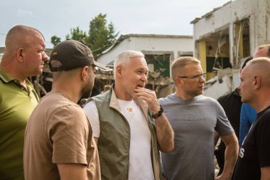 Kharkiv, Ukrayna, 23 Haziran 2024 Kharkiv Belediye Başkanı Igor Terekhov, Rus UMPK KAB 250 güdümlü bombalı saldırının ardından Kharkiv 'deki Avtorska Shkola Boyko okulundaki hasarı görmeye geldi..