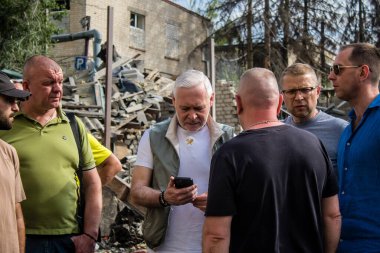 Kharkiv, Ukrayna, 23 Haziran 2024 Kharkiv Belediye Başkanı Igor Terekhov, Rus UMPK KAB 250 güdümlü bombalı saldırının ardından Kharkiv 'deki Avtorska Shkola Boyko okulundaki hasarı görmeye geldi..