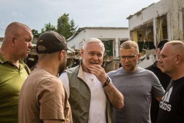 Kharkiv, Ukrayna, 23 Haziran 2024 Kharkiv Belediye Başkanı Igor Terekhov, Rus UMPK KAB 250 güdümlü bombalı saldırının ardından Kharkiv 'deki Avtorska Shkola Boyko okulundaki hasarı görmeye geldi..