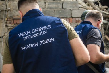 Kharkiv, Ukrayna, 23 Haziran 2024 Savaş Suçları Savcısı ve polis, Kharkiv 'deki Avtorska Shkola Boyko okuluna yapılan Rus UMPK KAB 250 güdümlü bombalı saldırı sonrasında müdahale etti.