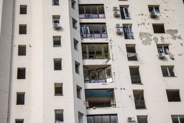 Kharkiv, Ukrayna, 23 Haziran 2024. Patlama, Kharkiv 'deki Avtorska Shkola Boyko okuluna yönelik Rus UMPK KAB 250 güdümlü bombasıyla komşu binalara zarar verdi..