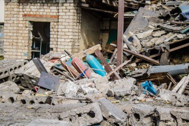 Kharkiv, Ukrayna, 23 Haziran 2024 KAB güdümlü Rus UMPK KAB 250 güdümlü bombasıyla Kharkiv 'deki Avtorska Shkola Boyko okulu hava saldırısı yaşadı. Okulun içinde ve dışında maddi hasar tespit edildi.