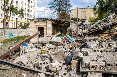 Kharkiv, Ukrayna, 23 Haziran 2024 KAB güdümlü Rus UMPK KAB 250 güdümlü bombasıyla Kharkiv 'deki Avtorska Shkola Boyko okulu hava saldırısı yaşadı. Okulun içinde ve dışında maddi hasar tespit edildi.