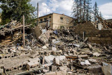 Kharkiv, Ukrayna, 23 Haziran 2024 KAB güdümlü Rus UMPK KAB 250 güdümlü bombasıyla Kharkiv 'deki Avtorska Shkola Boyko okulu hava saldırısı yaşadı. Okulun içinde ve dışında maddi hasar tespit edildi.