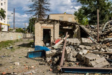 Kharkiv, Ukrayna, 23 Haziran 2024 KAB güdümlü Rus UMPK KAB 250 güdümlü bombasıyla Kharkiv 'deki Avtorska Shkola Boyko okulu hava saldırısı yaşadı. Okulun içinde ve dışında maddi hasar tespit edildi.