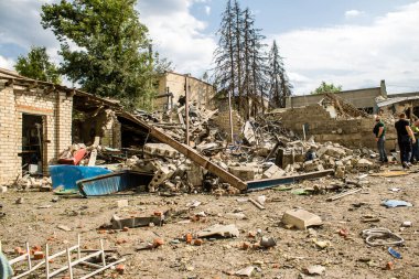 Kharkiv, Ukrayna, 23 Haziran 2024 KAB güdümlü Rus UMPK KAB 250 güdümlü bombasıyla Kharkiv 'deki Avtorska Shkola Boyko okulu hava saldırısı yaşadı. Okulun içinde ve dışında maddi hasar tespit edildi.