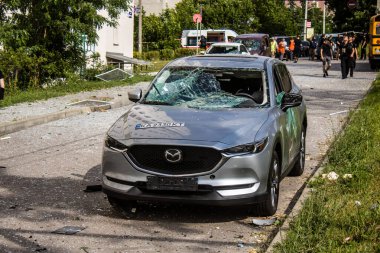 Kharkiv, Ukrayna, 23 Haziran 2024 Kharkiv, Kharkiv 'deki Avtorska Shkola Boyko okuluna yönelik Rus UMPK KAB 250 güdümlü bombalı saldırının ardından birçok araç hasar gördü..