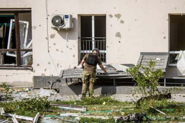 Kharkiv, Ukrayna, 23 Haziran 2024 Savaş Suçları Savcısı ve polis, Kharkiv 'deki Avtorska Shkola Boyko okuluna yapılan Rus UMPK KAB 250 güdümlü bombalı saldırı sonrasında müdahale etti.