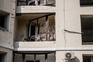 Kharkiv, Ukrayna, 23 Haziran 2024. Patlama, Kharkiv 'deki Avtorska Shkola Boyko okuluna yönelik Rus UMPK KAB 250 güdümlü bombasıyla komşu binalara zarar verdi..