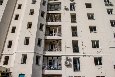 Kharkiv, Ukrayna, 23 Haziran 2024. Patlama, Kharkiv 'deki Avtorska Shkola Boyko okuluna yönelik Rus UMPK KAB 250 güdümlü bombasıyla komşu binalara zarar verdi..