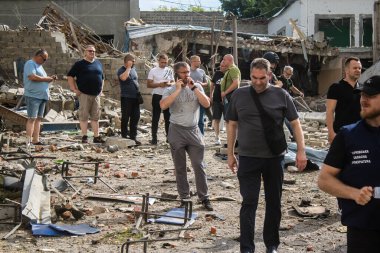 Kharkiv, Ukrayna, 23 Haziran 2024 Savaş Suçları Savcısı ve polis, Kharkiv 'deki Avtorska Shkola Boyko okuluna yapılan Rus UMPK KAB 250 güdümlü bombalı saldırı sonrasında müdahale etti.