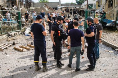 Kharkiv, Ukrayna, 23 Haziran 2024 Savaş Suçları Savcısı ve polis, Kharkiv 'deki Avtorska Shkola Boyko okuluna yapılan Rus UMPK KAB 250 güdümlü bombalı saldırı sonrasında müdahale etti.