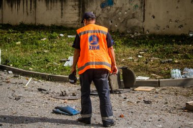 Kharkiv, Ukrayna, 23 Haziran 2024, Kharkiv 'deki Avtorska Shkola Boyko okuluna karşı Rus UMPK KAB 250 güdümlü bombayla hava saldırısı sahnesini temizleme. Maddi hasar oldukça fazlaydı.