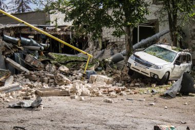 Kharkiv, Ukrayna, 23 Haziran 2024 Kharkiv, Kharkiv 'deki Avtorska Shkola Boyko okuluna yönelik Rus UMPK KAB 250 güdümlü bombalı saldırının ardından birçok araç hasar gördü..